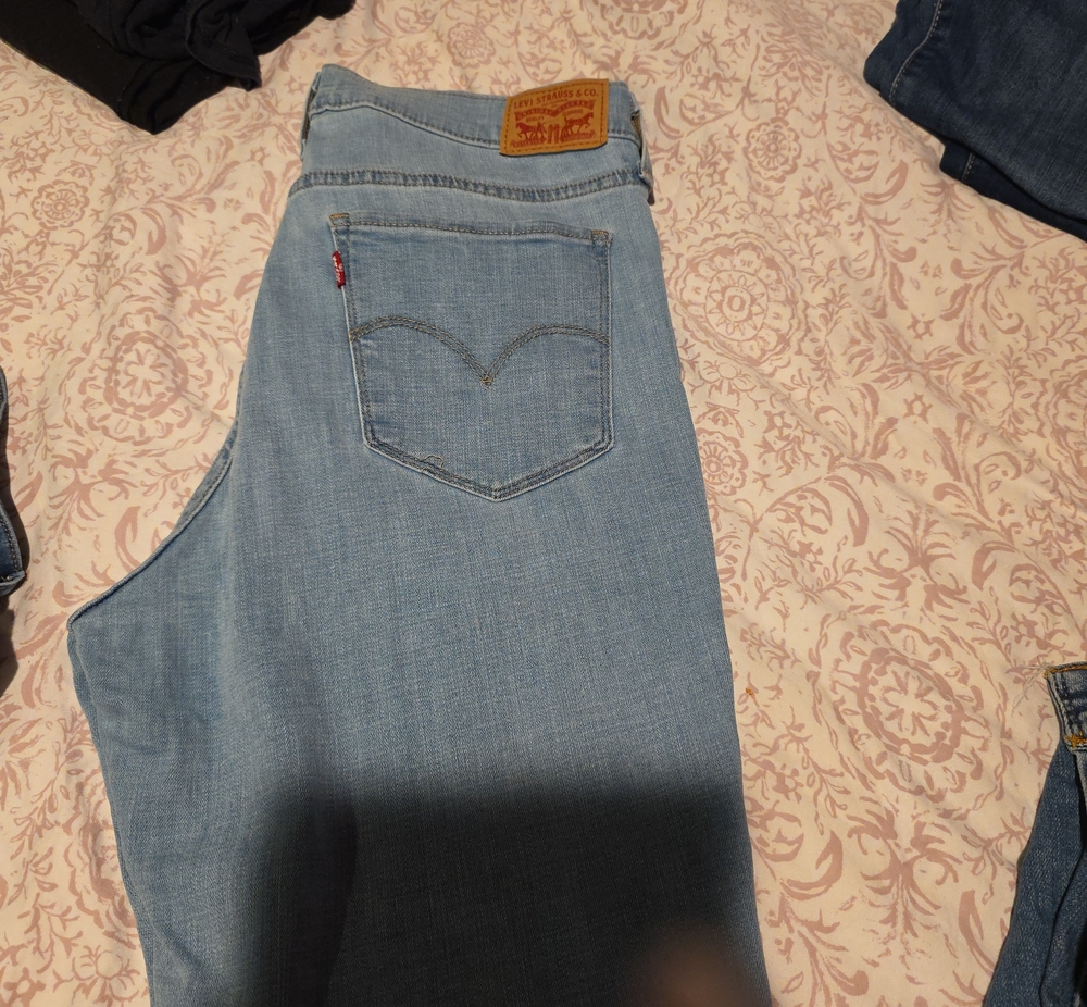 Levi's Women's Light Wash Straight Leg Jeans